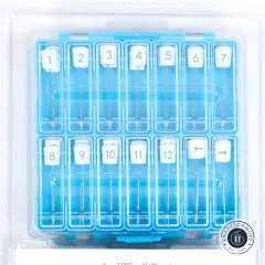 Rückseite der Verpackung mit Erklärung der beidseitigen Aufbewahrungsbox für Buchstaben- und Zahlennadeln.