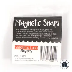 Rückseite der Verpackung mit Beschreibung 'This kit contains 2 magnetic snaps, great for purses, bags & totes, crafts and more!', Artikelnummer SASSKIT 011L und Barcode.