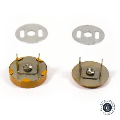 Zwei senfgelbe Druckknöpfe von der Metallrückseite gezeigt mit Splinten, Schraubverschluss und den passenden Unterlegscheiben.