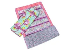Aufgeklappter Ruler Wrap mit Netzfächern für Lineale, im Blumenstoff Rosa-Lila.