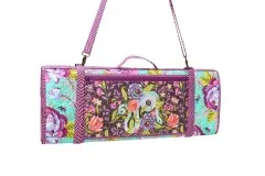 Zusammengefalteter Ruler Wrap in Blumenstoff mit sichtbarem Tragegriff und Schultergurt.