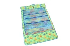 Aufgeklappter Ruler Wrap mit Netzfächern in grün-blauem Batikstoff.