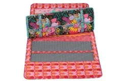 Ausgerollter Ruler Wrap mit eingelegter Schneidematte und Linealfächern im dunklen Blumenstoff.