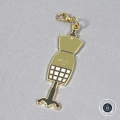Nahaufnahme des Anhängers in Form einer Schneiderpuppe mit Aufschrift 'Model 143'.