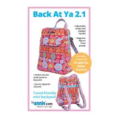 Packungsfoto des ByAnnie's Schnittmusters Back At Ya 2.1: kompakter Rucksack mit Magnetklappen-Fronttasche, zwei Farbvarianten.