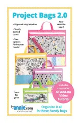 Vorderseite der ByAnnie's Schnittmusterhülle „Project Bags 2.0" mit vier genähten Reißverschlusstaschen in unterschiedlichen Größen und Farben mit Vinylfenster.