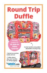 Vorderseite der ByAnnie's Schnittmusterhülle „Round Trip Duffle" mit genähter Reisetasche im floralen Streifen-Stoff, teils auf einem Rollkoffer befestigt.
