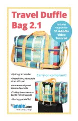 Vorderseite der ByAnnie's Schnittmusterhülle „Travel Duffle Bag 2.1" mit genähter großer Reisetasche im karierten Stoff, teils auf einem Rollkoffer befestigt.
