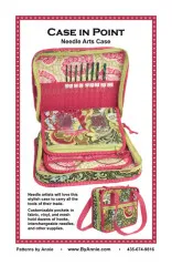 Titelseite des Schnittmusters "Case in Point" mit geöffneter Nadel-Tasche voller Strick- und Häkelnadeln sowie der zugehörigen Umhängetasche.