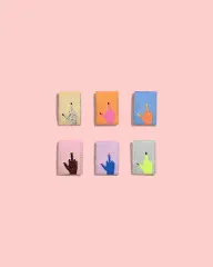 Alle sechs Mittelfinger-Labels einzeln nebeneinander auf rosa Hintergrund.