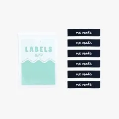 Alle sechs schwarzen Labels 'me made' neben der Verpackung.