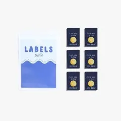 Sechs „Love You To The Moon and Back"-Labels ordentlich in zwei Reihen auf weißem Hintergrund.