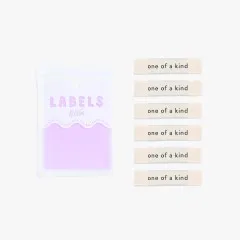 Alle sechs cremefarbenen Labels 'one of a kind' neben der Verpackung.