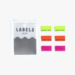 Je zwei „Quality Shit"-Labels in Neongelb, Neonorange und Knallpink ordentlich nebeneinander auf weißem Hintergrund.