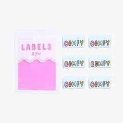 Alle sechs Labels 'Comfy' im Raster angeordnet neben der Verpackung.
