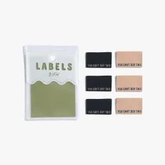 Je drei „You Can't Buy This"-Labels in Schwarz und Kamel ordentlich nebeneinander auf weißem Hintergrund.