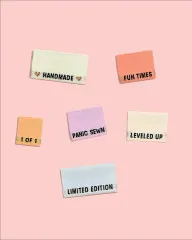 Die sechs Maker-Side-Seams-Labels 'Handmade', 'Fun Times', '1 of 1', 'Panic Sewn', 'Leveled Up' und 'Limited Edition' einzeln aufgelegt