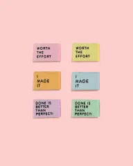 Alle sechs Mini-Labels mit Herzchen und den Sprüchen in Pastelltönen nebeneinander.