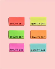 Sechs 'Quality Shit'-Labels in Neonfarben: Koralle, Gelbgrün, Grün, Orange, Pink und Türkis