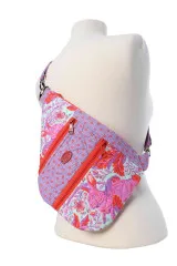 Seitenansicht der Tasche am kopflosen Modell in Lila-Mint mit Blumen- und Hasenmotiv sowie orangen Reißverschlüssen.