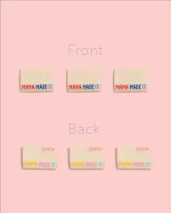 Drei cremefarbene Seitennahtlabels 'Mama Made It' mit bunter Schrift, Vorder- und Rückseitenansicht