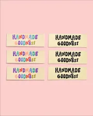 Sechs 'Handmade Goodness'-Banner-Labels, drei bunt und drei in Creme mit schwarzer Schrift