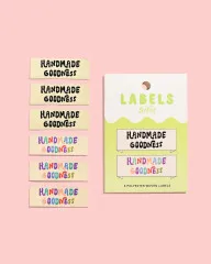 Alle sechs Handmade Goodness Labels neben der Verpackung