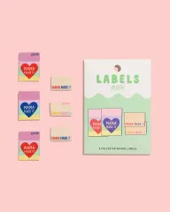 Alle sechs 'Mama Made It' Labels im Überblick neben der Verpackung