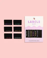 Alle sechs Metallic Side Seam Labels neben der lila Verpackung