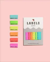 Alle sechs 'Quality Shit'-Neonfarben-Labels neben der Verpackung