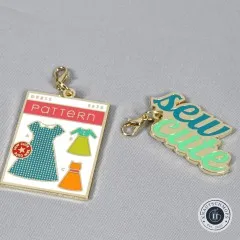 Nahaufnahme des Anhängers mit dem Schriftzug 'sew cute' in Türkis und Blau.