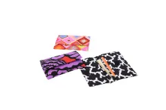 Drei Sew Simple Wallet Portemonnaies in Karo-, Lila- und Schwarz-Weiß-Muster nebeneinander.