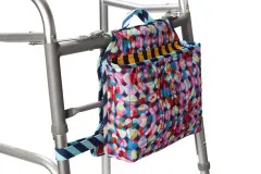 Sidekick-Satteltasche in buntem Konfetti-Print am Rahmen eines Rollators befestigt.