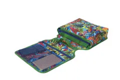 Aufgeklappte Sidekick-Satteltasche in Vogel-Print mit Mesh-Innentaschen auf beiden Seiten.