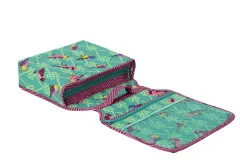 Aufgeklappte Sidekick-Satteltasche in türkisfarbenem Vogel-Print mit Reißverschluss- und Mesh-Fächern.