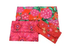 Hüllen in Blumenmuster auf Orange, Pink und Rot.