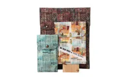 Hüllen mit abstraktem Kunstdruck 'On Your Mark' in Rostbraun- und Türkistönen.