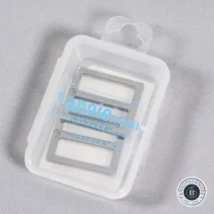 Geöffnetes Kunststoff-Etui mit den zwei Nickel-Slidern und byAnnie.com-Logo