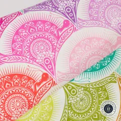 Nahaufnahme des gefalteten Stoffs mit fächerförmigen Mandala-Schuppen in Rosa, Rot und Türkis