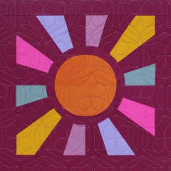 Quiltblock Sonne mit orangem Kreis und bunten Strahlen auf beerenfarbenem Grund