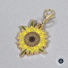 Nahaufnahme des Anhängers in Form einer gelben Sonnenblume.