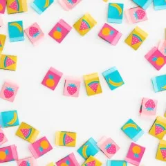 Die vier Sarah-Hearts-Weblabels „Summer Fruits" – Orange, Erdbeere, Wassermelone und Banane – nebeneinander aufgereiht, umgeben von weiteren verstreuten Labels.
