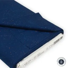 Gefalteter Stoffballen Ruby Star Society Speckled in Bluebell mit Etikett und Marken-Webband.