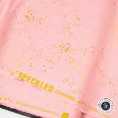 Webkante des Stoffes mit Aufdruck Speckled Canvas und Rashida Coleman-Hale auf rosa Grund