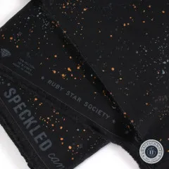 Detailaufnahme der Webkante mit Diamant-Logo, Materialangabe '70% Cotton 30% Linen' und Schriftzug 'Speckled – Ruby Star Society'