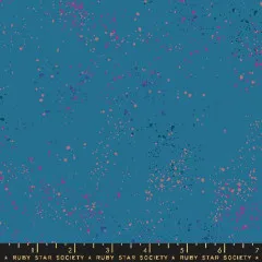 Nahaufnahme des Speckled-Stoffs in Chambray mit Ruby-Star-Society-Schriftzug am unteren Bildrand.
