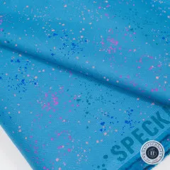 Speckled-Stoff in Chambray als gefaltetes Detail in Nahaufnahme mit deutlich erkennbarer Webstruktur.