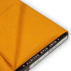 Nahaufnahme des orangefarbenen Speckled-Musters in Clementine mit rosafarbenen und goldenen Farbtupfern, aufgedrucktem Lineal und Ruby-Star-Society-Schriftzug.