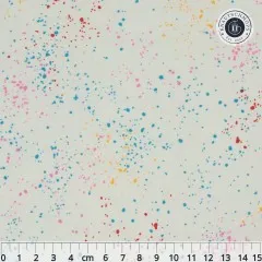 Ruby Star Society Speckled Stoffmuster in Confetti: mintfarbener Fond mit bunten Farbtupfern in Blau, Rot, Pink und Gelb, flach ausgebreitet mit Zentimeter-Maßband.