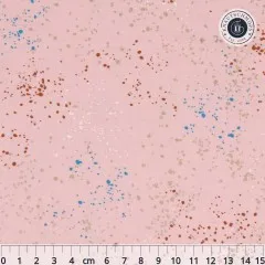 Nahaufnahme des Ruby Star Society Speckled Stoffs in Cotton Candy Pink: rosafarbener Fond mit blauen, rostroten und goldenen Farbsprenkeln, Maßband zeigt die Musterdichte.